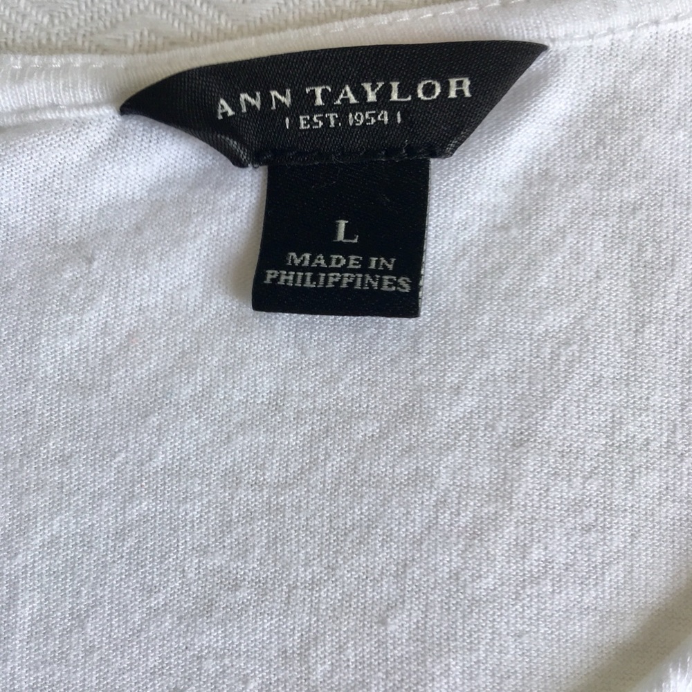 Gorgeous ruffle front Ann Taylor top!💐CYBER SALE! - Picture 3 of 5